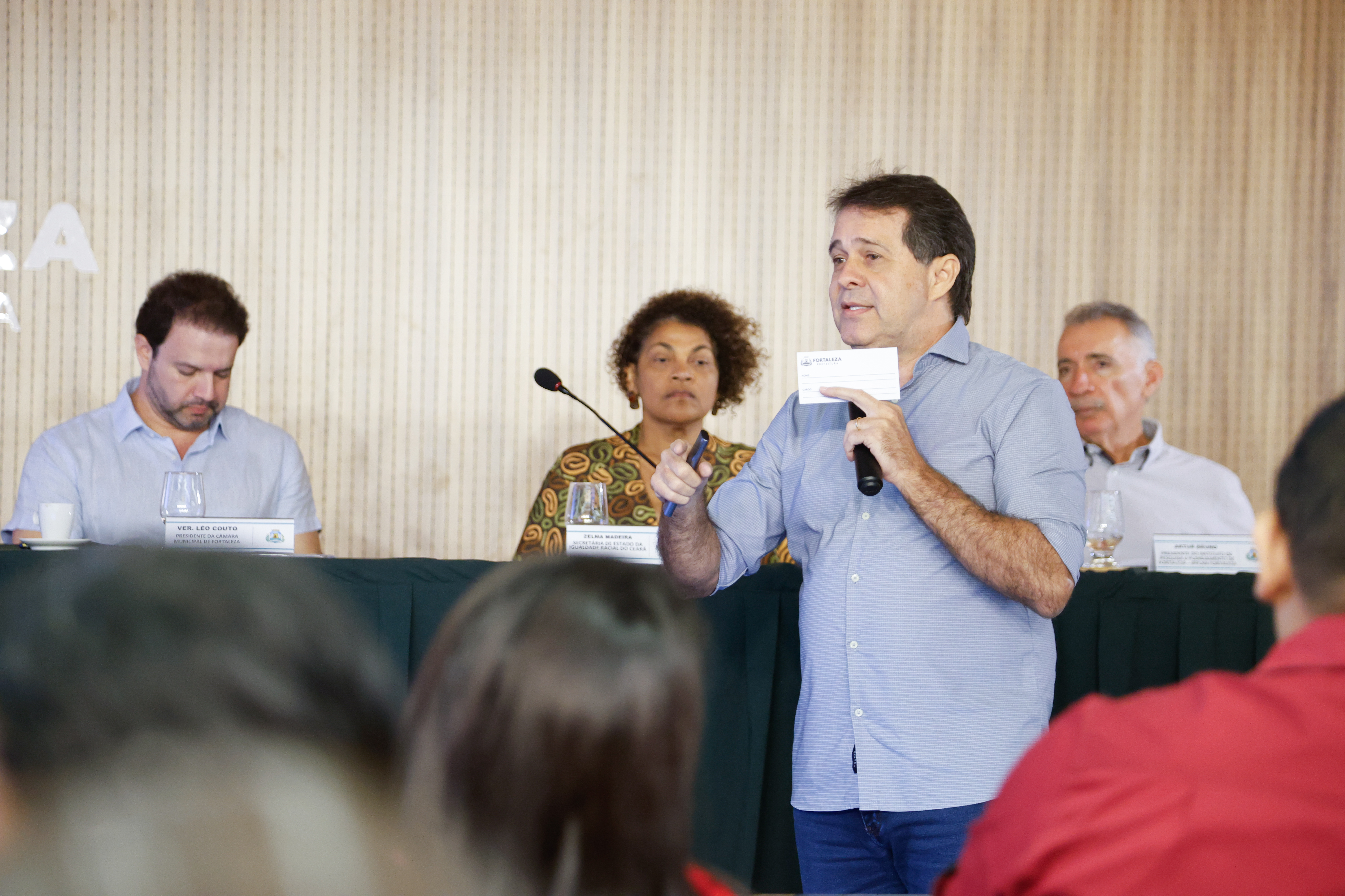 prefeito evandro falando ao microfone no auditório do Paço Municipal
